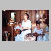 111-1282 Treffen der Schueler der Deutsch-Ordens-Schule Wehlau im August 2004 in Frauenstein. Hutzenabend im Hotel..JPG